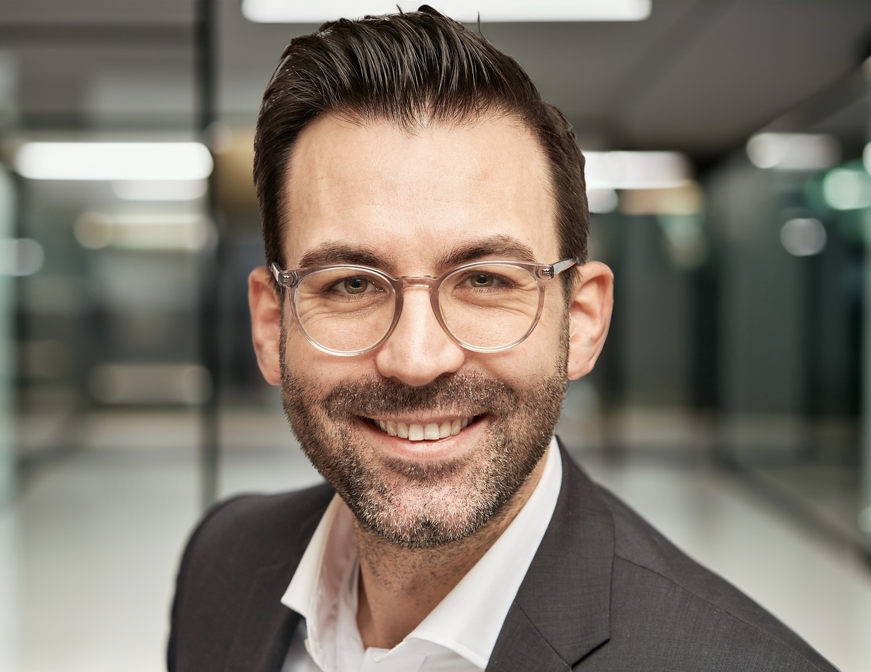 Matthias Skaletz im Anzug, im Hintergrund ein Bürogebäude