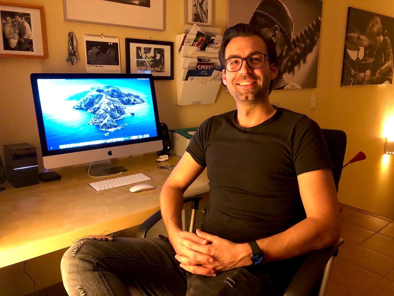 Matthias Skaletz am Schreibtisch im Homeoffice vor einem Rechner